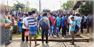 Read more about - ট্রেন বাড়ানোর দাবিতে হাসনাবাদ-শিয়ালদহ শাখার রেললাইনে গাছের গুঁড়ি ফেলে বিক্ষোভ নিত্যযাত্রীদের
