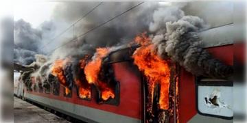 Read more about - Korba-Visakhapatnam Express । কোরবা-বিশাখাপত্তনম এক্সপ্রেসে অগ্নিকান্ড! জ্বলতে থাকে ট্রেনের তিনটি কামরা