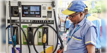 Read more about - Petrol-Diesel Price | বাড়লো না কমলো? জেনে নিন শুক্রবারের বাজারে পেট্রোল-ডিজেলের দাম