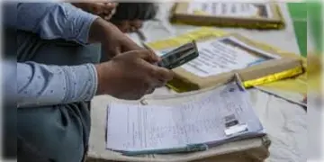 Read more about - SIR in West Bengal | খসড়া ভোটার তালিকায় অসংগতি, ১.৩৬ কোটির তথ্য ফের দেখতেও হবে বিএলওদের