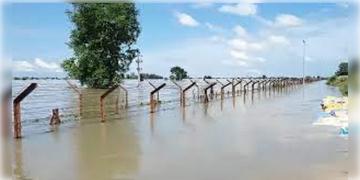 Read more about - Punjab | বন্যায় ধুয়েমুছে সাফ ভারত-পাকিস্তান চেকপোস্ট 'ইরাবতী নদীবাঁধ'! অনুপ্ৰবেশের আশঙ্কা সেনার