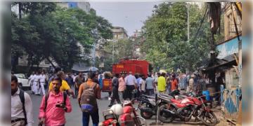 Read more about - Kolkata | সাতসকালে ডালহৌসির গুদামে আগুন! কালো ধোঁয়ায় ঢেকেছে এলাকা, ঘটনাস্থলে দমকলের ৫টি ইঞ্জিন