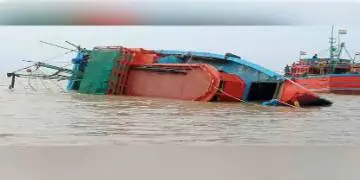 Read more about - শনিবার রাত ১১টা নাগাদ হলদি নদীতে ট্রলারডুবি, নিখোঁজ ৩ মৎস্যজীবী এবং মৃত্যু হয় চালকের