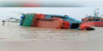 Read more about - শনিবার রাত ১১টা নাগাদ হলদি নদীতে ট্রলারডুবি, নিখোঁজ ৩ মৎস্যজীবী এবং মৃত্যু হয় চালকের