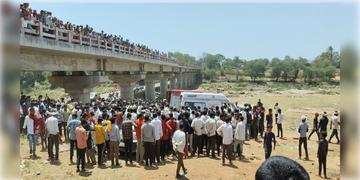 Read more about - Madhya Pradesh | নিয়ন্ত্রণ হারিয়ে সেতুর রেলিং ভেঙে ১৫০ ফুট  নিচে শুকনো নদীতে পড়ল গাড়ি! মৃত্যু ৮ জনের!