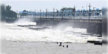 Read more about - DVC | দুর্গাপুর ব্যারাজ থেকে বাড়ানো হলো জল ছাড়ার পরিমাণ! সমস্যায় পড়তে পারেন নিম্ন অববাহিকায় বসবাসকারীরা