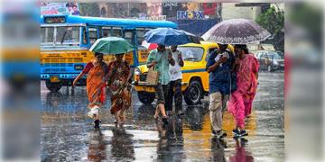 Read more about - Weather Update | ঘূর্ণাবর্তের প্রভাব, বজ্রবিদ্যুৎ-সহ বৃষ্টি কলকাতায়, একনজরে মহানগরীর আজকের তাপমাত্রা