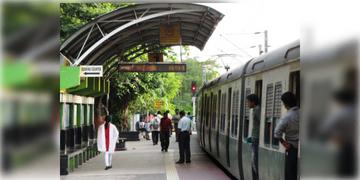 Read more about - Train Late | শুরু উচ্চমাধ্যমিক, এদিকে মাঝেরহাট স্টেশনে সিগন্যাল বিভ্রাট, দেরিতে চলছে সব ট্রেন