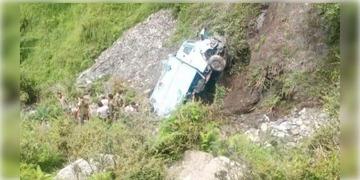 Read more about - Jammu Kashmir | জম্মু ও কাশ্মীরে নিয়ন্ত্রণ হারিয়ে খাদে পড়লো সেনার গাড়ি! মৃত্যু ৩ জন জওয়ানের, আহত ১৫ জন!