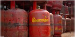 Read more about - LPG on EMI | এবার কিস্তিতে কেনা যাবে রান্নার গ্যাস! দারুণ সুবিধা দিল ভারত পেট্রোলিয়াম!