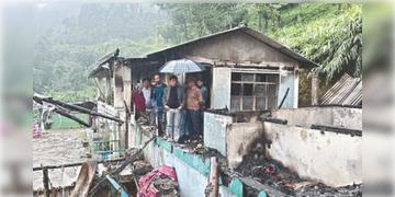 Read more about - Darjeeling | শৈলশহরে ভয়াবহ অগ্নিকান্ড, পুড়ে ছাই বন দফতরের ৮টি স্টাফ কোয়ার্টার