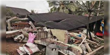 Read more about - ইন্দোনেশিয়ায় ফের শক্তিশালী ভূমিকম্পের জেরে মৃতের সংখ্যা ১৬২জন, যুদ্ধকালীন তৎপরতায় উদ্ধারকার্য চলছে