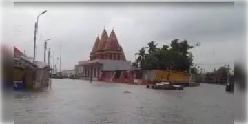 Read more about - ভয়াবহ ঘূর্ণিঝড় ইয়াস-এর দাপটে মুড়িগঙ্গা নদীর বাঁধ ভেঙে জলমগ্ন কপিলমুনির মন্দির