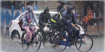 Read more about - দক্ষিণে বাড়বে অস্বস্তি, উত্তরে রয়েছে ভারী বৃষ্টির পূর্বাভাস! একনজরে জেনে নিন জেলাগুলির আবহাওয়া