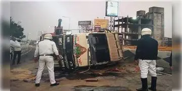 Read more about - উড়ালপুলে বড় দুর্ঘটনা! এজেসি বোস রোডে গাড়ি উল্টে আহত ২৪ জন।          