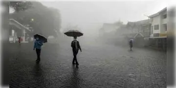 Read more about - উত্তরবঙ্গে বজ্রবিদ্যুৎ-সহ বৃষ্টির সম্ভাবনা, দক্ষিণে কমবে বর্ষণ