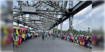 Read more about - Kolkata Howrah Bridge | আদিবাসীদের মিছিলের জেরে তীব্র যানজট শহরে! হাওড়া ব্রিজে অচল গাড়ি চলাচল! গোটাদিন ধরে যানজটের আশঙ্কা!