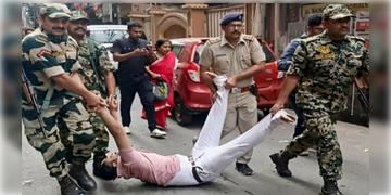 Read more about - Howrah | গত ২ দিনে হাওড়ায় গ্রেফতার ৫৮, বুথ জ্যাম করার অভিযোগে বালিতে যুবককে চ্যাংদোলা করে নিয়ে গেলো কেন্দ্রীয় বাহিনী!