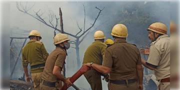 Read more about - নারকেলডাঙার ছাগলপট্টিতে ফের অগ্নিকাণ্ড, আগুন নেভাতে ঘটনাস্থলে পৌঁছেছে দমকলের ৫টি ইঞ্জিন