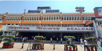 Read more about - Sealdah Station | আলাদা আলাদা স্টেশনের জন্য আলাদা আলাদা গেট! ভোলবদল শিয়ালদহের