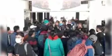 Read more about - দীর্ঘ ১০ মাস পর চালু হল জলপাইগুড়ি-হলদিবাড়ি রুটের লোকাল ট্রেন, জলপাইগুড়িতে বিক্ষোভ যাত্রীদের