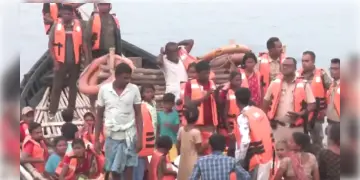 Read more about - Murshidabad | ছন্দে ফিরছে নবাবের শহর, নৌকায় ভাগীরথী উজিয়ে বাড়ি ফিরছেন ঘরছাড়ারা