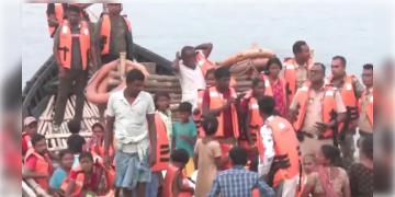 Read more about - Murshidabad | ছন্দে ফিরছে নবাবের শহর, নৌকায় ভাগীরথী উজিয়ে বাড়ি ফিরছেন ঘরছাড়ারা