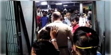 Read more about - চলন্ত কৃষ্ণনগর লোকালে মহিলাদের কটূক্তির জেরে সোদপুরে স্টেশনে অভিযুক্ত ৪ যুবককে বেধড়ক মারধর