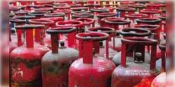 Read more about - চার দিনের মাথায় মধ্যরাতে ফের বৃদ্ধি, দফায় দফায় বেড়ে চলেছে রান্নার গ্যাসের দাম