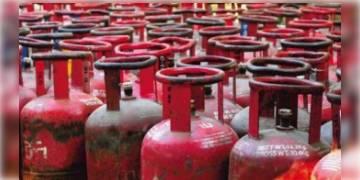 Read more about - চার দিনের মাথায় মধ্যরাতে ফের বৃদ্ধি, দফায় দফায় বেড়ে চলেছে রান্নার গ্যাসের দাম