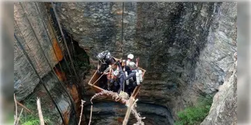 Read more about - Assam । জলভর্তি খনিতে ভাসছে ৩ শ্রমিকের মৃতদেহ, আটক আরও ৯, আসামে চলছে উদ্ধারকাজ