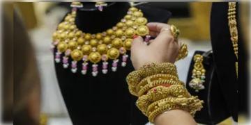 Read more about - Gold Price Today | লক্ষ্মীবারে দাম কমল সোনার, কলকাতা-দিল্লিতে ২২ ক্যারাটের দর কত হল জেনে নিন