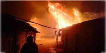 Read more about - Fire breakout । ফের অগ্নিকান্ড শহর কলকাতায় ! ভরসন্ধ্যায় দাউ দাউ করে আগুন জ্বলল গড়িয়াহাটের কাকুলিয়া বস্তিতে