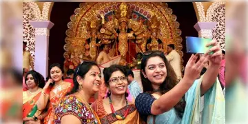 Read more about - West Bengal Weather Report | ভেস্তে যেতে পারে পুজোর প্ল্যান! পুজোর মাঝেই পশ্চিমবঙ্গের আবহাওয়ায় বদল! দশমী পর্যন্ত কেমন থাকবে আবহাওয়া?