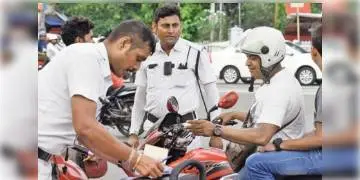 Read more about - বড় খবর গাড়ির চালকদের জন্য! সবসময় গাড়ির সাথে রাখুন নথি, নাহলেই জেল বা দিতে হবে ১০ হাজার টাকা জরিমানা