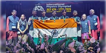 Read more about - Physics Olympiad | পর্দাথবিদ্যার আঙিনায় বড় সাফল্য! আন্তর্জাতিক ফিজিক্স অলিম্পিয়াডে প্রথম স্থান ভাগ করে নিল ভারতের ৫ ছাত্রছাত্রী! রয়েছে বাঙালি অধ্যাপকের ভূমিকাও!