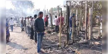 Read more about - বিধ্বংসী আগুনে পুড়ে ছাই ৭টি দোকান, ক্ষতি হয়েছে কয়েক লাখ টাকার সম্পত্তি 