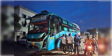 Read more about - Siliguri | কারোর বয়স ২১ তো কারোর ৩৫..ভিনরাজ্যে কাজে পাঠানোর নাম করে পাচারের ছক! শিলিগুড়ি থেকে উদ্ধার ৩৪ যুবতী!