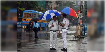 Read more about - Weather Update | ধেয়ে আসছে কালবৈশাখী, গরম থেকে রেহাই মিলবে কি? এক নজরে কলকাতার আজকের আবহাওয়া