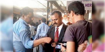 Read more about - Indian Railway | ২০২৩-২৪ অর্থবর্ষে বিনা টিকিটে যাত্রা করতে গিয়ে ধরা পড়েছেন দু’কোটি ১৬ লক্ষ! জরিমানা আদায় ৫৬২ কোটি!