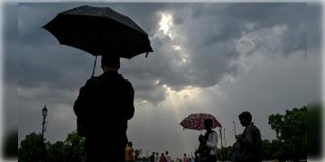 Read more about - Weather Update | রবিতে ঝড় বৃষ্টির সতর্কতা জারি শহরে! একনজরে কলকাতার আজকের আবহাওয়া