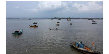 Read more about - Maharashtra | এগিয়ে আসছে 'সন্দেহজনক' নৌকা! মহারাষ্ট্র উপকূলের থেকে দূরত্ব মাত্র ২ নটিকাল মাইল!