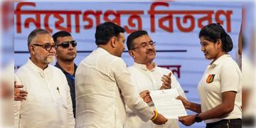 Read more about - WB Govt Job | রাজ্যে ৪৫ হাজারের বেশি শূন্যপদে নিয়োগের ঘোষণা সরকারের! প্রাথমিক শিক্ষক, পুলিশ-সহ কোন কোন দফতরে চাকরি?