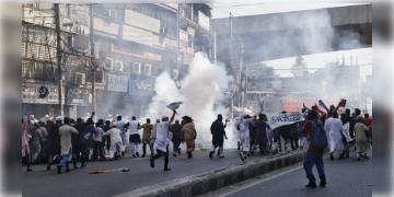 Read more about - Bangladesh | নিষিদ্ধ সংগঠনের মিছিল ঘিরে রণক্ষেত্র বাংলাদেশের রাজধানী ঢাকা! ছোঁড়া হলো কাঁদানে গ্যাস