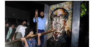 Read more about - Sheikh Mujibur | ফিরে এলো ৫ই অগাস্টের স্মৃতি। নতুন করে ভাঙা হল বঙ্গবন্ধুর মূর্তি! জায়গায় জায়গায় চলছে আওয়ামি লিগের কার্যালয় ভাঙচুর!