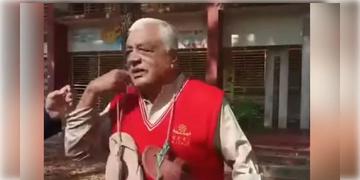 Read more about - Bangladesh | মুক্তিযোদ্ধাকে জুতোর মালা পরিয়ে হেনস্থা! এলাকাবাসীর কাছে চাওয়ানো হলো ক্ষমাও