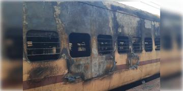 Read more about - Katwa | রবির ভোরে দাউদাউ করে জ্বলছে ট্রেনের কামরা, আতঙ্ক কাটোয়া স্টেশনে