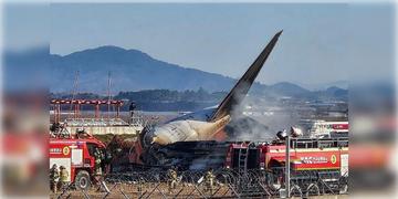 Read more about - South Korea Plane Crash । 'ক্র্যাশ ল্যান্ডিং' এর জেরে হুড়মুড়িয়ে ভেঙে পড়লো বিমান, আগুন পুড়ে মৃত্যু ২৯ জন কোরিয়ান যাত্রীর