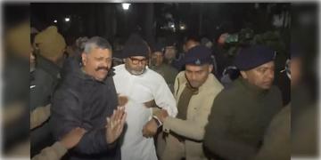 Read more about - Prashant Kishor | কাকভোরে গ্রেফতার প্রশান্ত কিশোর! অনশনমঞ্চ থেকেই তাঁকে সোজা হাসপাতালে নিয়ে যায় বিহার পুলিশ