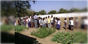 Read more about - Hooghly | এবার পড়াশোনার সঙ্গে স্কুলেই আদা রসুন চাষ করবে পড়ুয়ারা! দেওয়া হলো চাষের প্রশিক্ষণও!